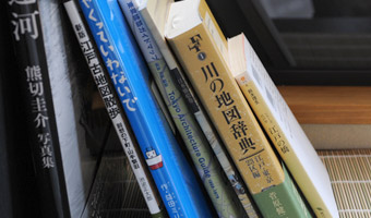 川や橋に関する本のページをめくりながら舟で進むのも一興